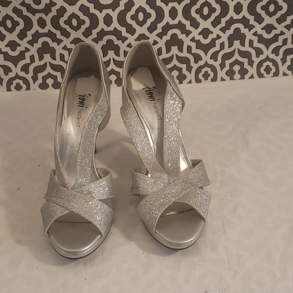 Fioni silver shoes 9.5